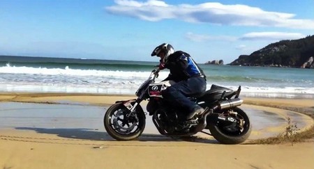 Narcis Roca, una de playa y scooter