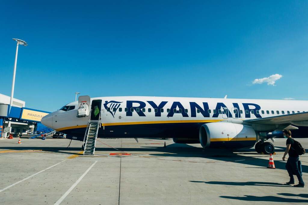 En su extrema obsesión por ahorrar costes, a Ryanair le ha salido un problema: sus pasajeros se caen por las escaleras 