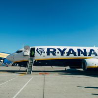 En su extrema obsesión por ahorrar costes, a Ryanair le ha salido un problema: sus pasajeros se caen por las escaleras 