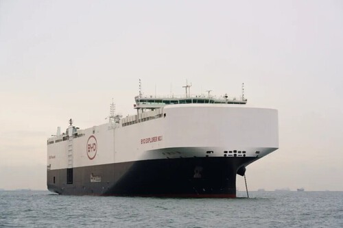 Navios com carros chineses conseguem passar pelo Canal de Suez / Imagem: Motorpasión