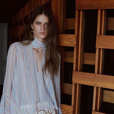 Las sandalias menorquinas de Zara se llevan con estos jeans elegantes de H&M y esta blusa de Mango pura tendencia en abril 2026