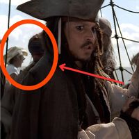 Si paras Piratas del Caribe: La maldición de la Perla Negra en el minuto 2:12:44, verás un miembro muy extraño de la tripulación de Jack Sparrow