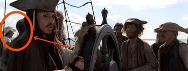 Si paras Piratas del Caribe: La maldición de la Perla Negra en el minuto 2:12:44, verás un miembro muy extraño de la tripulación de Jack Sparrow Si paras Piratas del Caribe: La maldición de la Perla Negra en el minuto 2:12:44, verás un miembro muy extraño de la tripulación de Jack Sparrow