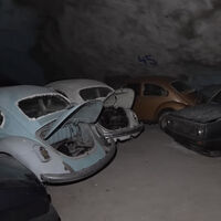 Hay decenas de Volkswagen clásicos (y no tan clásicos) guardados en una mina abandonada. Nadie sabe por qué están ahí