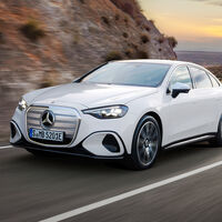 El nuevo Mercedes Clase C Eléctrico es más que una pantalla táctil de un metro de ancho: también aprende de los badenes que pisan los otros Mercedes para proteger a sus pasajeros. Y ya tiene precio en España 