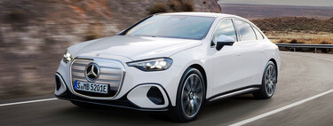 El nuevo Mercedes Clase C Eléctrico es más que una pantalla táctil de un metro de ancho: también aprende de los badenes que pisan los otros Mercedes para proteger a sus pasajeros. Y ya tiene precio en España 