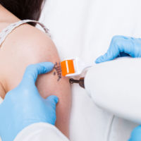 Un juez australiano prohíbe a una madre dar el pecho a su bebé por llevar un tatuaje