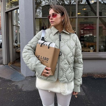 Parecen unas Salomon pero son las nuevas New Balance en color verde pino que llevan las chicas británicas más estilosas  