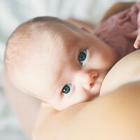 Tengo mastitis: ¿puedo seguir dando el pecho a mi bebé?