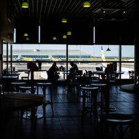 Los españoles están viajando más que nunca. Por eso los nuevos restaurantes de moda son las estaciones de servicio y los aeropuertos