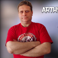 Hay un tipo en Bielorrusia que aún repara los coches a martillazos, y lo graba todo para que lo veas en YouTube