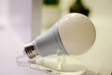 Esta bombilla LED emite "luz violeta" para evitar los inconvenientes para la salud de la "luz azul"