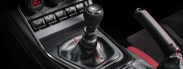 La ciencia explica por qué conducir un coche manual obliga al cerebro a trabajar mucho más que uno automático