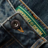 Superdry arrasa con los vaqueros que no pueden faltar en nuestro armario y están rebajados casi a mitad de precio