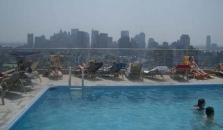 Piscina con vistas al skyline de Nueva York