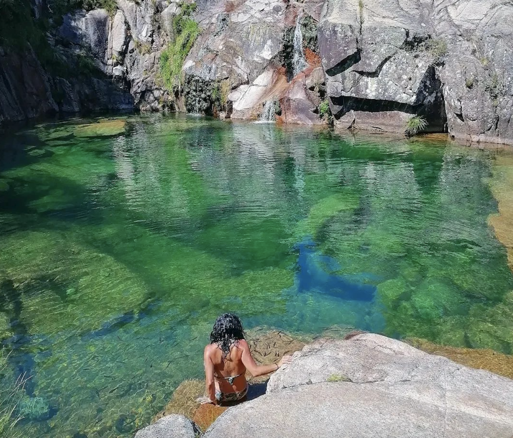 Entre España y Portugal hay un lugar único que recuerda al Caribe: un pozo escondido de aguas cristalinas  