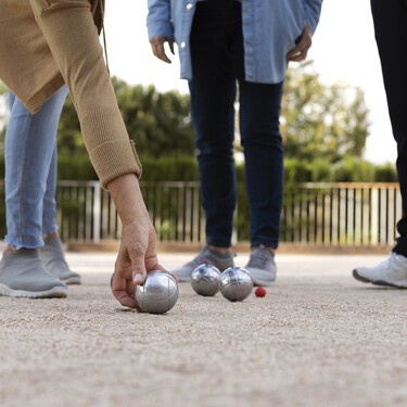 Era el juego favorito de tu abuelo y ahora Prada, Chanel y Jacquemus lo han vuelto a poner de moda. La petanca triunfa en mayores y jóvenes  