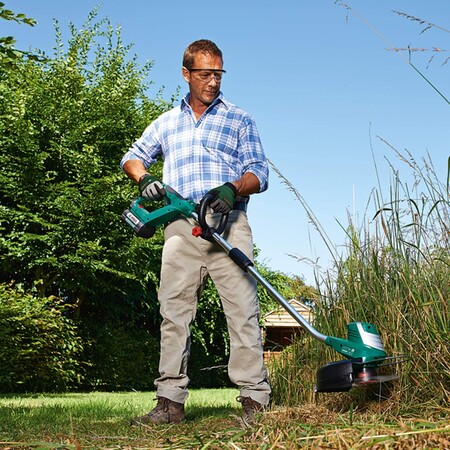 El cortabordes a batería Bosch Advanced GrassCut 36 está rebajado a su precio mínimo en Amazon: cuesta 155,99 euros