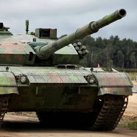 China quiere reinventar el tanque: un vehículo de combate con propulsión nuclear y cañón electromagnético capaz de disparar a 12,000 km/h