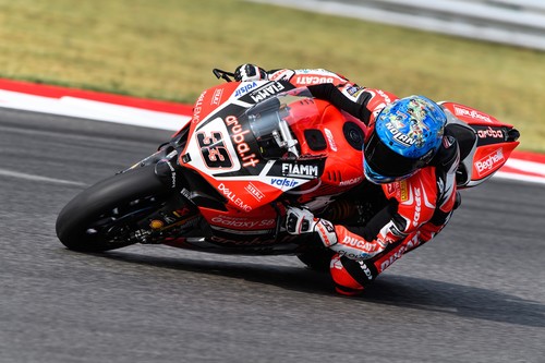 Marco Melandri se reencuentra con la victoria en el WSBK ante la frustración de Torres y Forés