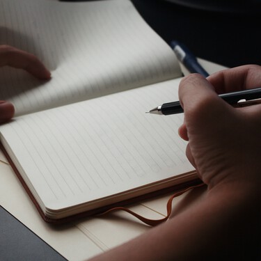 Escribir el año que termina ayuda a comprender el que comienza: este método de journaling es el mejor balance que puedes hacer de cara al 2026 