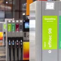 Llenar el depósito cada vez nos cuesta más. Mientras tanto, las energéticas se forran: baten récords de beneficios y de márgenes