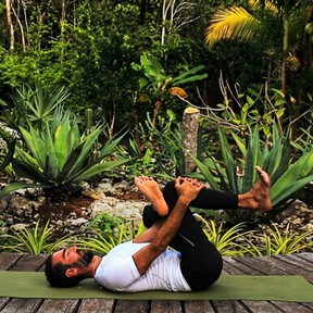 Postura de la paloma invertida: el ejercicio de yoga ideal para mejorar la movilidad de la cadera a partir de los 50