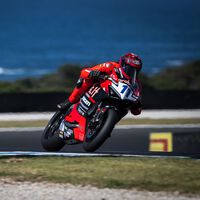 ¡Histórico! Nicolò Bulega le da a la Ducati Panigale V2 su primera victoria en una caótica carrera en Phillip Island