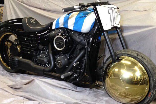 A coleção de motocicletas de Maradona era pequena, mas divertida: uma scooter japonesa e uma Harley-Davidson com uma enorme bola dourada no volante