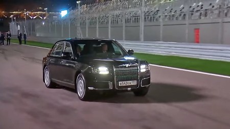 Este vídeo de Putin con un coche en circuito podría haberlo petado, pero se corta demasiado pronto