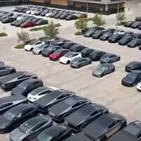Tesla ya no sabe qué hacer con todos los coches que tiene sin vender: está llenando parkings por todo EEUU con miles de unidades de stock que se mueren de risa 