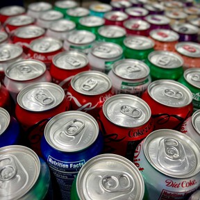 Adiós al caos de latas de refresco en la nevera con este cómodo organizador de tres pisos desmontable y en oferta 