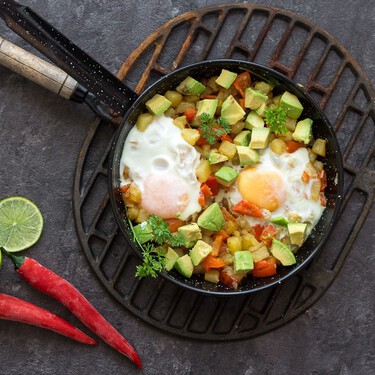 Sartén de patatas, huevos y aguacate hash. Receta con aires mexicanos