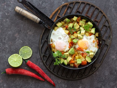 Sartén de patatas, huevos y aguacate hash. Receta con aires mexicanos