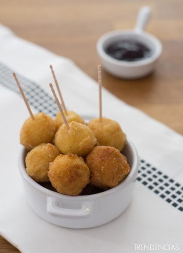 Bolitas crujientes de mozzarella. Receta de aperitivo