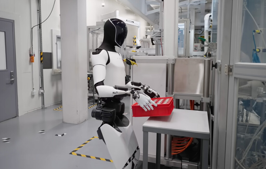 Tesla necesita que sus trabajadores enseñen a Optimus a trabajar. El problema es que no todos quieren hacerlo