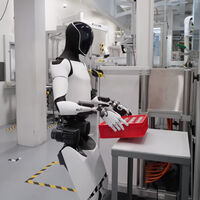 Tesla necesita que sus trabajadores enseñen a Optimus a trabajar. El problema es que no todos quieren hacerlo