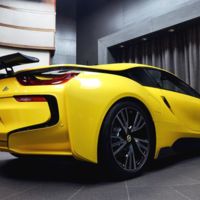 ¿Por qué este BMW i8 es amarillo y tiene un alerón fijo? 