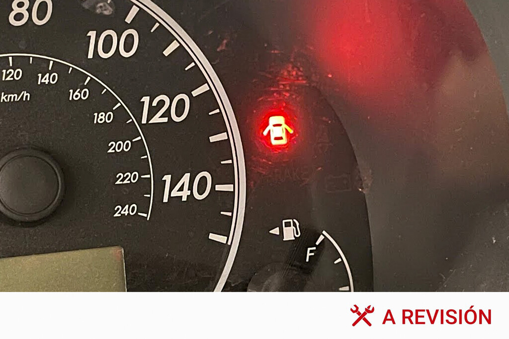 Tu coche lleva años intentando decirte algo: qué significa el testigo de puerta abierta y por qué no deberías ignorarlo nunca