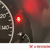 Tu coche lleva años intentando decirte algo: qué significa el testigo de puerta abierta y por qué no deberías ignorarlo nunca 