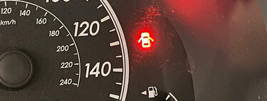 Tu coche lleva años intentando decirte algo: qué significa el testigo de puerta abierta y por qué no deberías ignorarlo nunca 