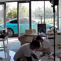 Un auto eléctrico arrancó solo y comenzó a conducirse sin que nadie lo pidiera. Todo fue culpa de una interferencia con un iPhone 
