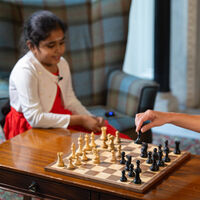 Una niña prodigio británica de 11 años se convierte en la gran maestra más joven de la historia del ajedrez 
