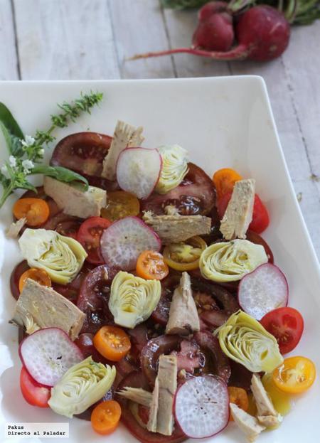 Ensalada de kumato, cherrys, corazones de alcachofas y atún en escabeche. Receta ligera