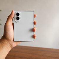 El nuevo plegable de Samsung pesa menos que el iPhone 16 Pro Max pero tiene un problema: se queda sin zoom 