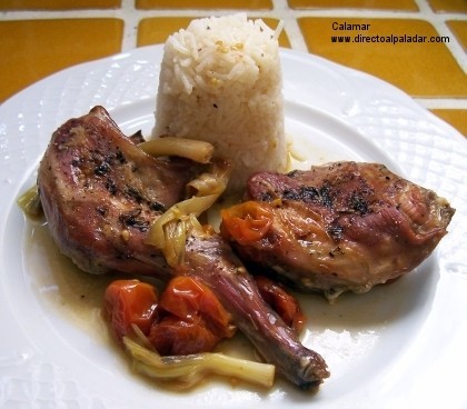 Conejo al horno: con ajos tiernos y tomates cherry