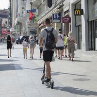 La policía caza un patinete trucadísimo que podía alcanzar 130 km/h por exceso de velocidad. El conductor dice que iba "a vela"
