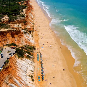 La playa en el top 5 mundial que podemos visitar en Semana Santa: está en Portugal y tiene seis kilómetros de arena