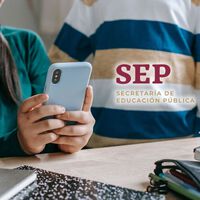 La SEP preguntó a los maestros si se debía regular el uso de celulares en escuelas: la mayoría dijo que sí 