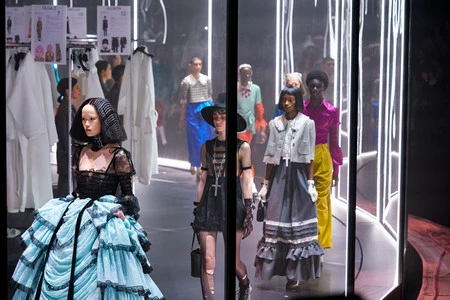 Desfile de Gucci Otoño-Invierno 2020-2021: un backstage y un escaparate ha sido el escenario elegido por Alessandro Michele para presentar su fabulosa colección